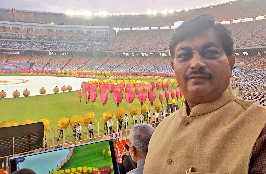AmitThakerBJP's tweet photo. વિશ્વના સૌથી વિશાળ નરેન્દ્ર મોદી સ્ટેડિયમ ખાતે @BAPS સ્વામિનારાયણ સંસ્થાન ધ્વારા આયોજિત કાર્યકર્તા સુવર્ણ મહોત્સવમાં ઉપસ્થિતિ! સાથે એલિસબ્રિજના ધારાસભ્ય અને શહેર અધ્યક્ષ શ્રી @AmitShah4BJP તથા રાજ્યસભાના સાંસદ શ્રી @MayankNayakBJP #BAPS #KSM50 #bapsshriswaminarayanmandir https://t.co/63XYdwmIi2