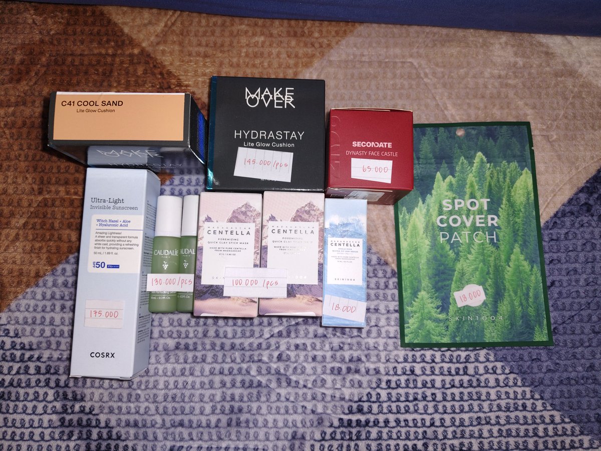 everallio's tweet photo. haloo aku mau jual cepat beberapa skincare sama makeup karena ternyata aku gapakai... yang kiri masih baru semua, kalau yang kanan ada yang kebuka segel. boleh banget ya kalau mau tanya tanya! thank youu ☺ https://t.co/MQXuunx4w1