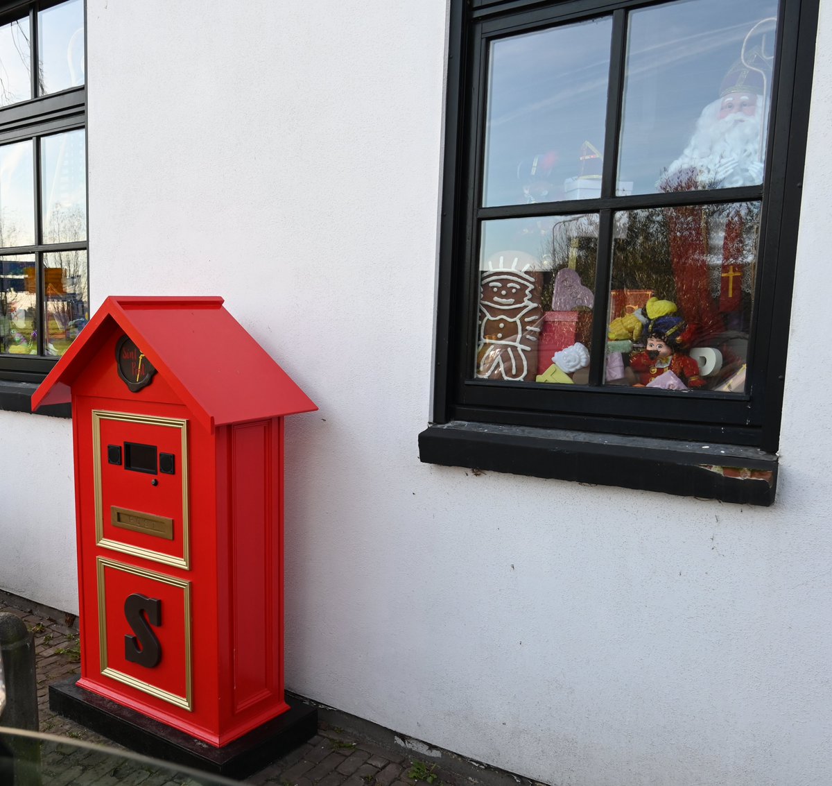 thuismusje's tweet photo. This postbox I saw last week is not an official one. It's handmade especially made for 'Sinterklaas'. A yearly feast on December 5th in the Netherlands. Children can put their letters to Sinterklaas in it. You can see 'the Sint'  in the window 🎁. #PostboxSaturday https://t.co/qP366HGLQV