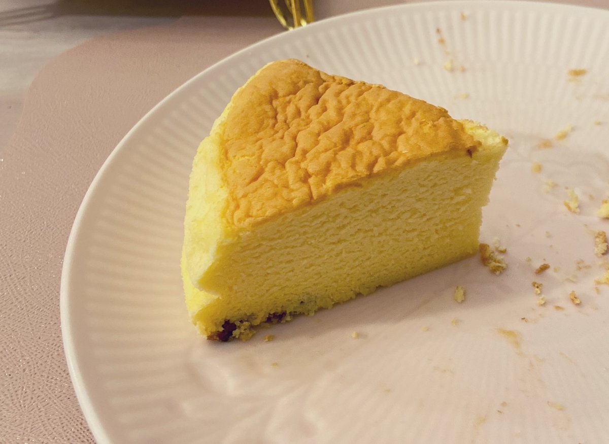 jumpingjanpy's tweet photo. 最近作ったもの👍
りくろー風チーズケーキ(レーズン入り)🍰安定の旨さ！ラムレーズン入り作ってみたい！
リクエストのガレットブルトンヌ(ラム酒なし)🍪バターを味わうクッキーでラム酒入ったら最強です✨ https://t.co/IfPsdWB8vW