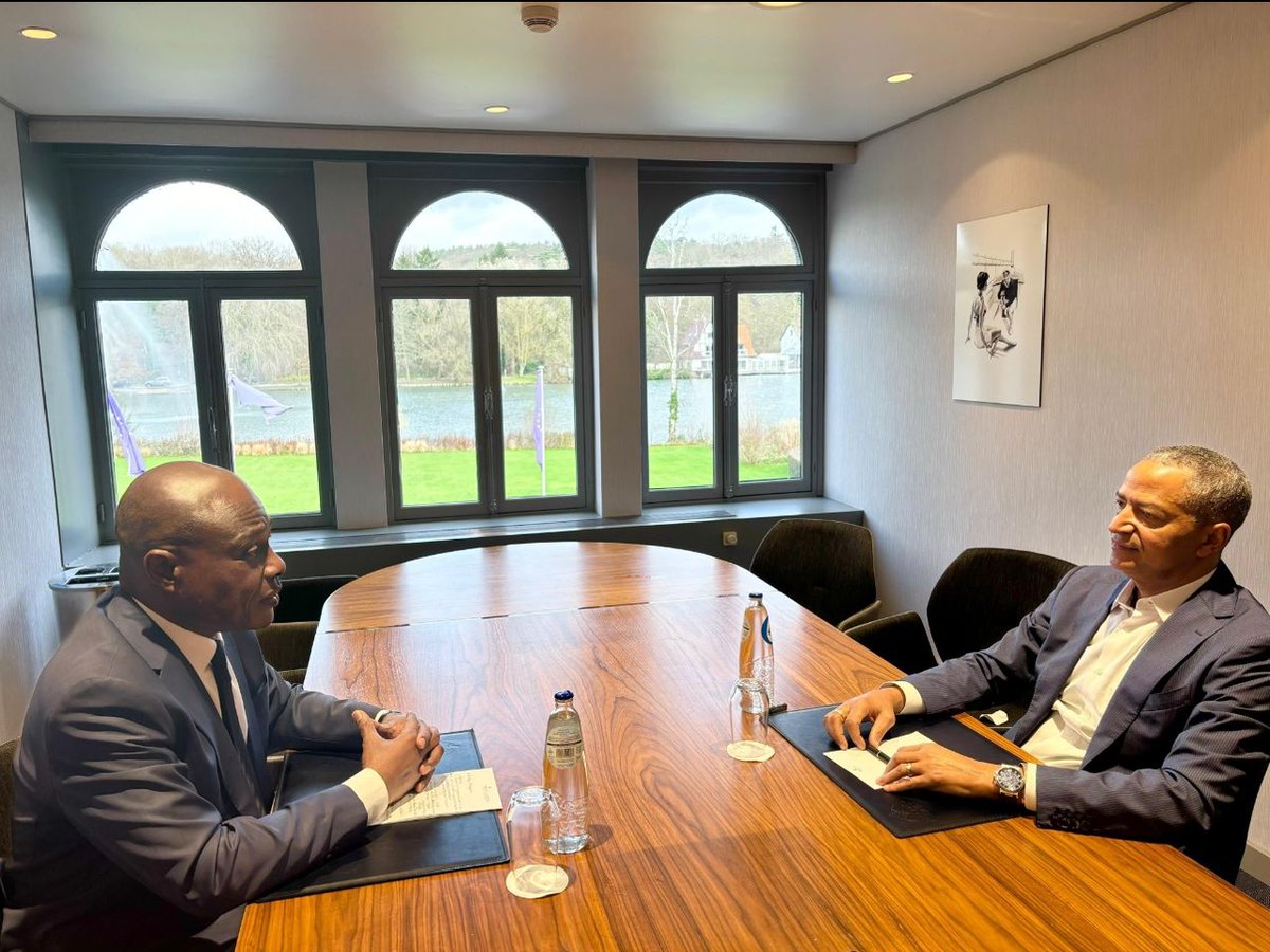 Guelordnawej5's tweet photo. #bon_week_end... à tous 
Bonne nouvelle pour la #RDC tête a tête de nos deux  leaders des l'opposition @moise_katumbi et Martin fayulu ... ✊🇨🇩

@GracienUmba30  @JosueNondo 
@YouriMiteu https://t.co/oopmLlBtLe