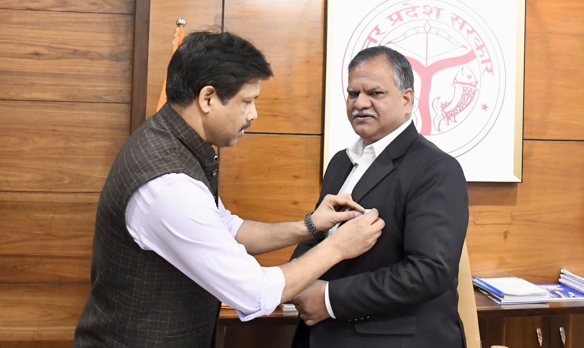 dr_hariom_ias's tweet photo. सशस्त्र सेना झंडा दिवस पर आज आदरणीय मुख्य सचिव महोदय को झण्डा लगाने का अवसर मिला।महोदय ने विशेष स्मारिका का विमोचन भी किया।इस अवसर पर समस्त देशवासियों, विशेषकर सैनिकों और उनके परिजनों को बधाई एवं नमन
#FlagDay #ArmedForcesFlagDay #ChiefSecUP #sainikkalyan #director #BrigAtul #drhariomias #ARMY #India #UttarPradesh #UPGovt