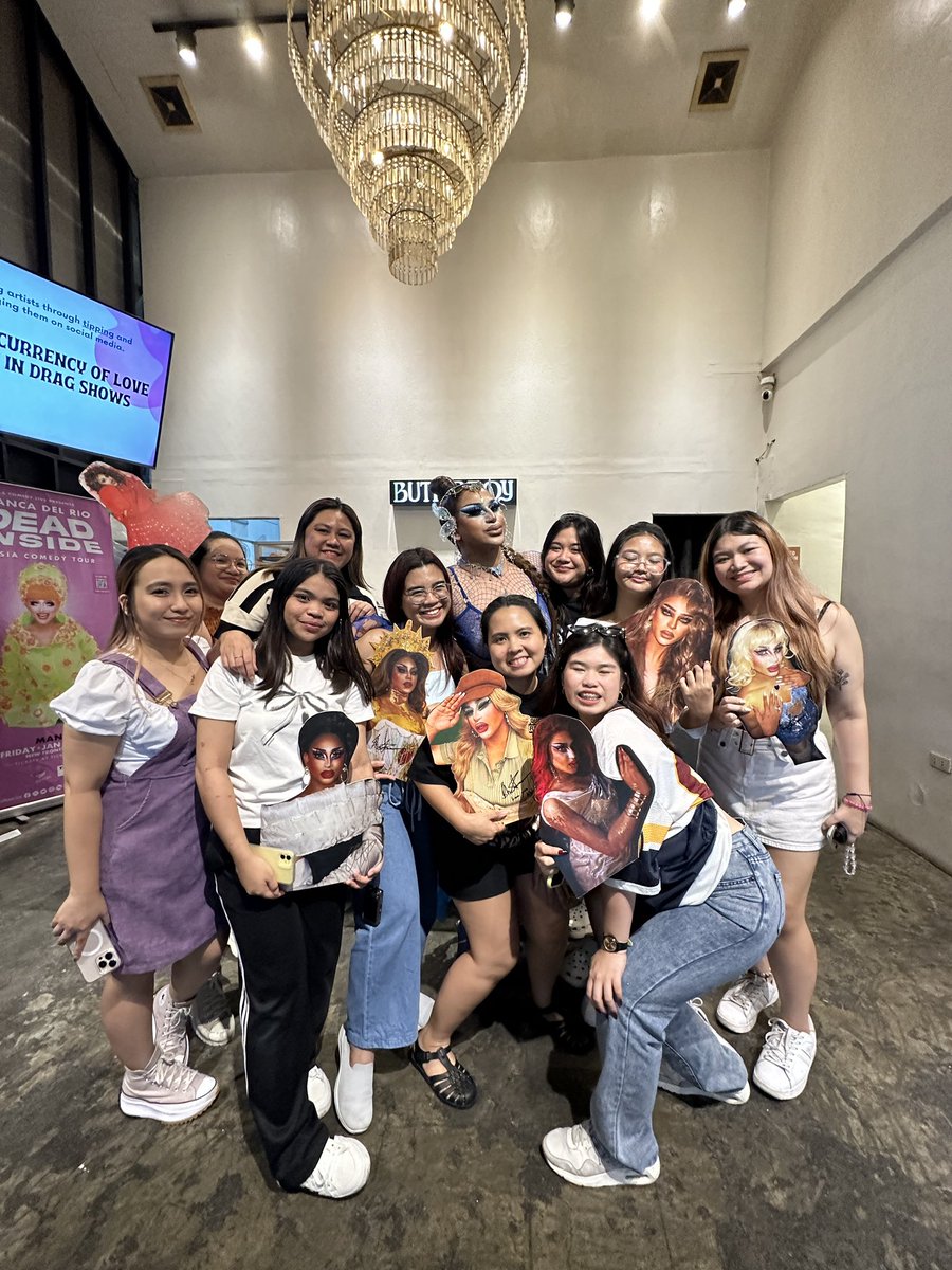 sinchaaaay's tweet photo. "BAKIT MAY MUKHA KO? 
HINDI KO NAMAN BIRTHDAY!"

Ganon pag best person, laging isusurpresa! Thank you House of Rise for making this possible for Shaeshae ❤️

Prinsesa ka samin always @shewarmarise kase walang araw na hindi mo pinaramdam na hindi kami espesyal at walang bilang. ❣️ https://t.co/UdnQvP6RE8