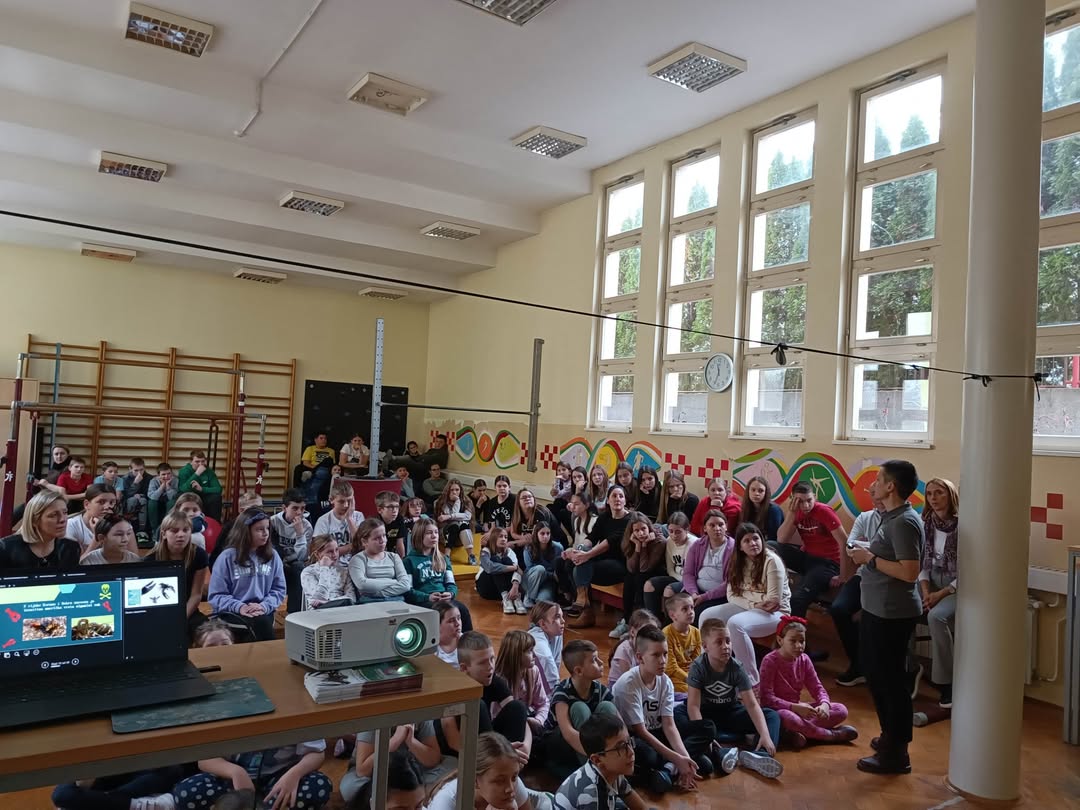 os_barilovic's tweet photo. Gradska knjižnica "Ivan Goran Kovačić" Karlovac i Javna ustanova "Natura viva" organizirali su predavanje koje je održala dr. sc. Leopoldina Dakić. Djeca su imala priliku saznati više o signalnim rakovima, ali ih također uživo vidjeti i dodirnuti. 
#osbarilovicacc https://t.co/rapuxmmOvj
