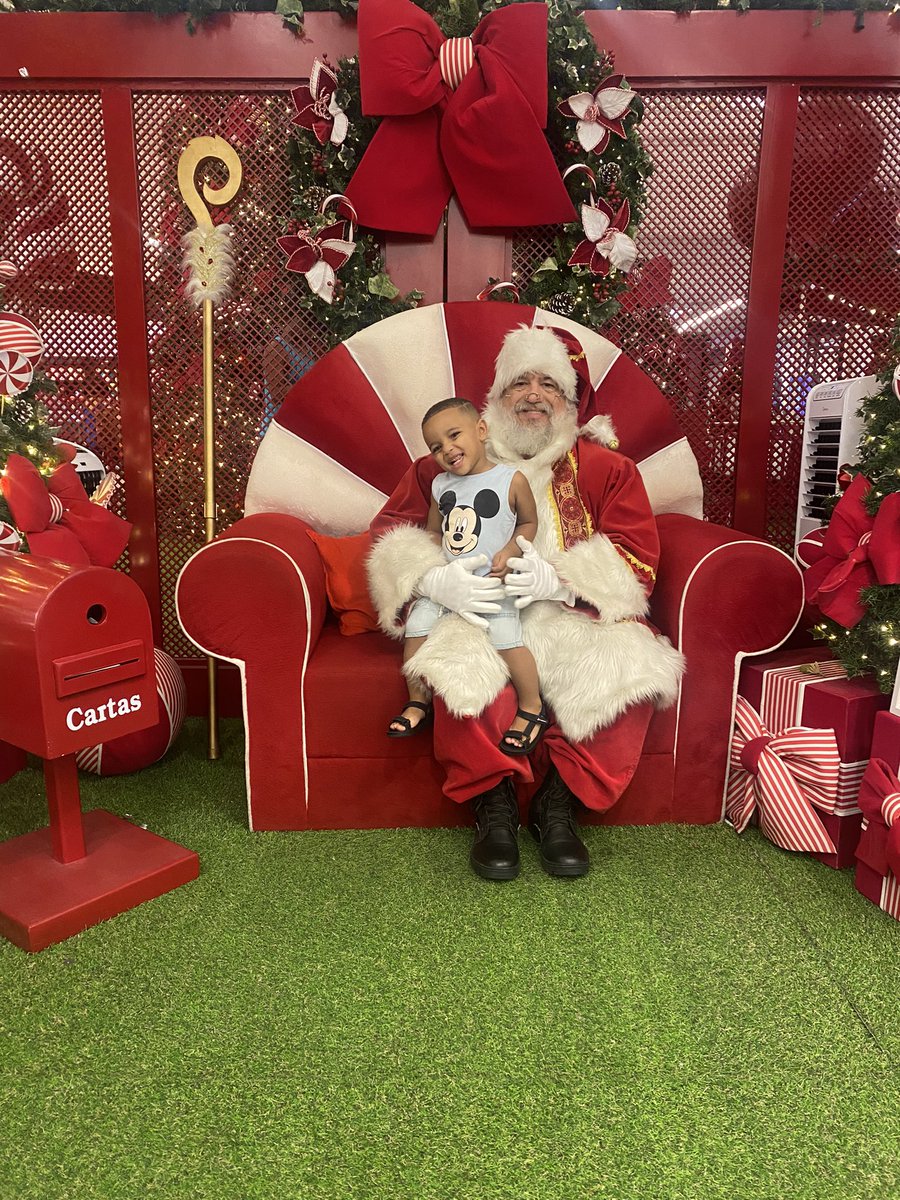 Nati_Noahvictor's tweet photo. Meu bebê conheceu o tão sonhado “Papai Niel como ele diz 🥺🥰❤️🎅🏻🎄 https://t.co/DmDlwCFqhL