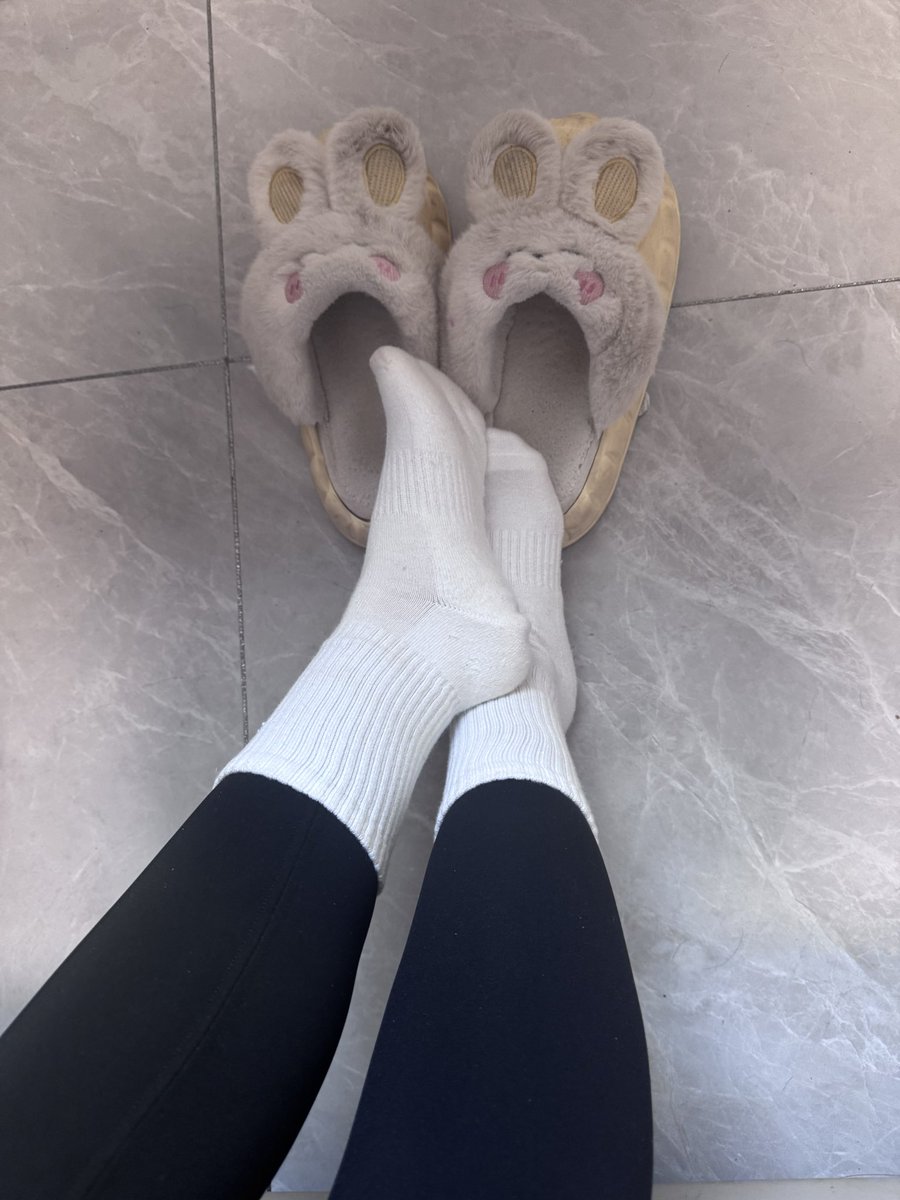 xifuning's tweet photo. 护士婆娘最爱的白袜瑜伽裤，这搭配确实是吸睛，这白袜穿一天就这样了，亏得这老棉拖，脚和袜子充分融合，臭就完事了，真的享受。 https://t.co/0zn9kqtU8o