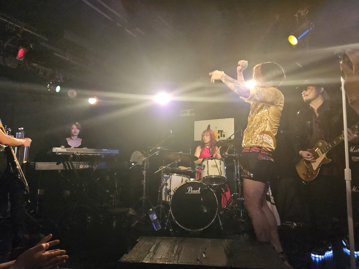 ikevo0601owner's tweet photo. VEGASPADEの年内最後のコンサート🎤でした✨️ワンマンなので、たっぷりと聞かせてもらったぜ👍シークレット演奏🎹、メンバーの誕生日🎂と盛り沢山で大満足です🎵✊️💮🎉

#池袋東口ボーカルスクール 
#VEGASPADE
#ワンマンコンサート 
#誕生日 
#シークレット 
#池袋Adm 
#komachi https://t.co/XxSEGkAkr8