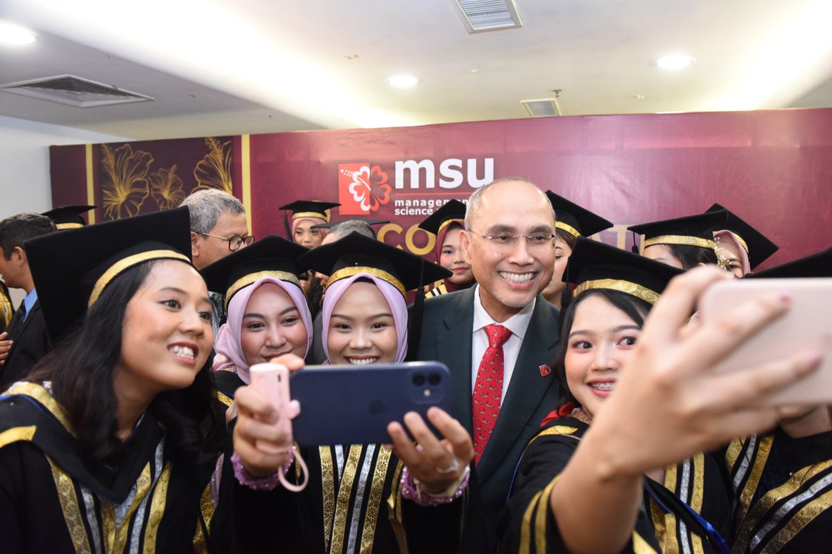 MohdShukriYajid's tweet photo. Congratulations to our international students from Indonesia, proudly standing among the largest group of graduates at #MSUConvo34! Your hard work and dedication have brought you to this remarkable milestone. Here's to a future filled with success and achievements! @MSUmalaysia https://t.co/i13SvYx1hZ