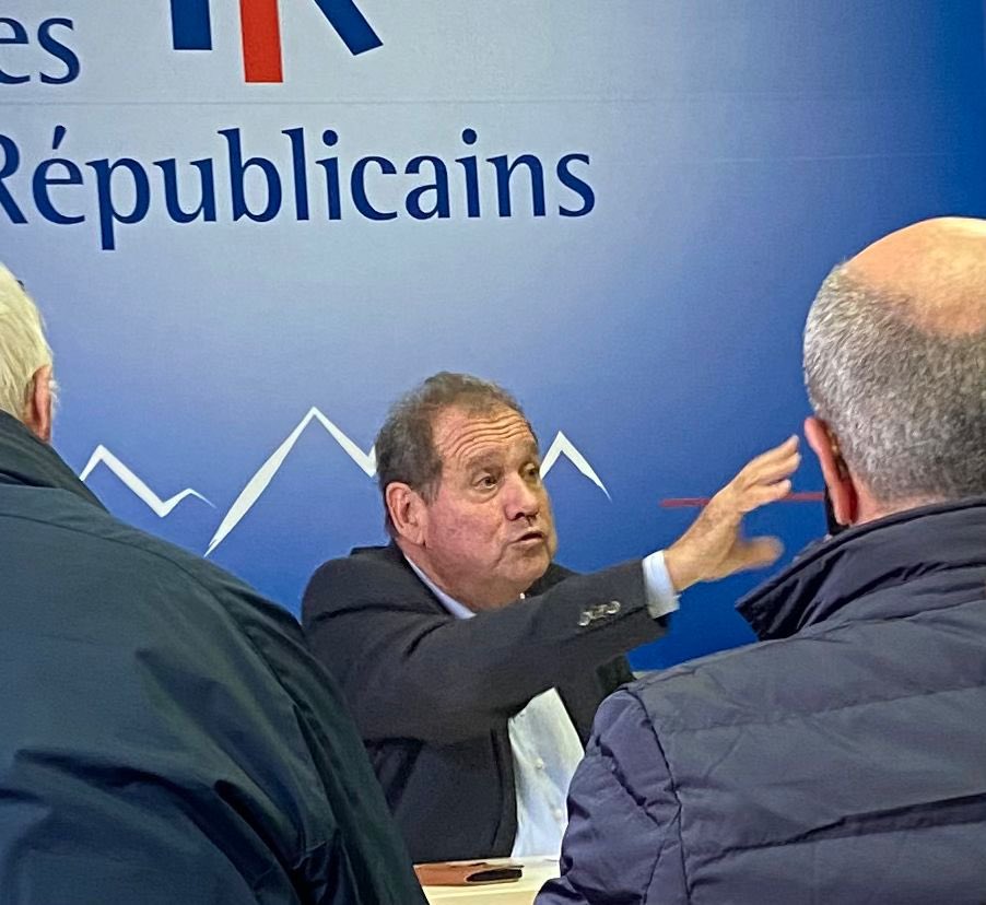 max_brisson's tweet photo. 🔎 Être de droite aujourd’hui ?

Avec @lesRepublicains de Pau ce matin pour poser les bases de la refondation de la droite et les attentes des adhérents. 

✍️Nos travaux seront adressés à @laurentwauquiez, en charge de la refondation. 

Prochaine réunion à Biarritz cet après-midi https://t.co/Bt7hwN1VzV