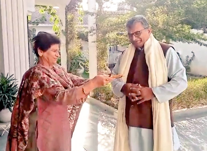 SanyuktaBhatia's tweet photo. दिनांक 06/12/2024 को मेरे निवास पर पधारे विश्व हिंदू परिषद के राष्ट्रीय संगठन मंत्री आदरणीय श्री मिलिंद परांदे जी का स्वागत और अभिवादन किया। https://t.co/QOaHKTJFgc