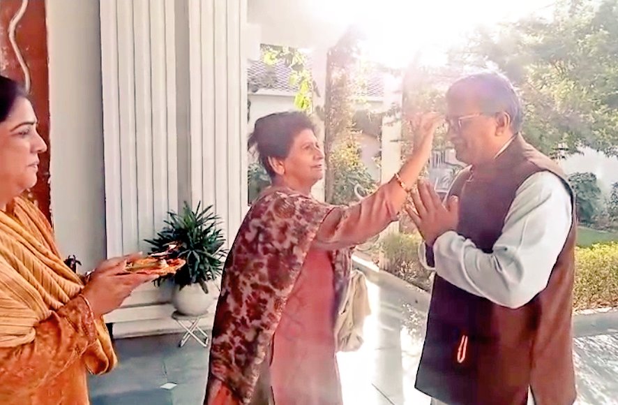 SanyuktaBhatia's tweet photo. दिनांक 06/12/2024 को मेरे निवास पर पधारे विश्व हिंदू परिषद के राष्ट्रीय संगठन मंत्री आदरणीय श्री मिलिंद परांदे जी का स्वागत और अभिवादन किया। https://t.co/QOaHKTJFgc