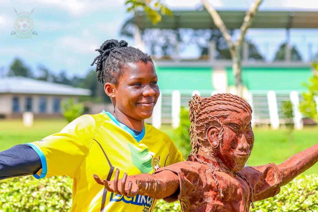 😳 Lucy Kwekwe se ha convertido en la primera jugadora femenina de la historia de Kenya en tener su propia estatua en un estadio

La estatua en cuestión 👇🏼