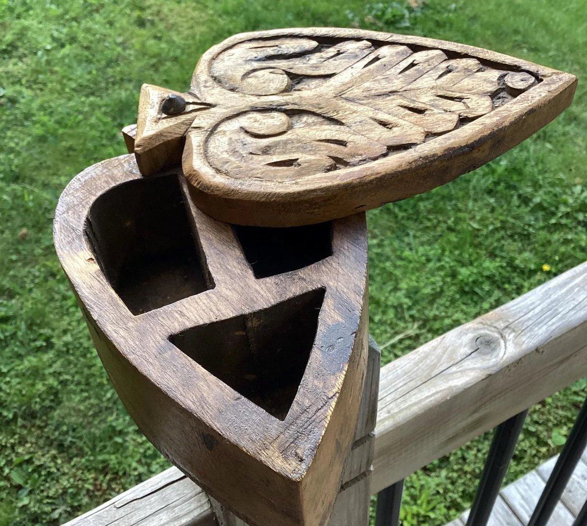 GothicGlass's tweet photo. CA$75.00
Vintage #heartwoodenbox #treasurebox #herbs #Fleurdelis #Jewelrybox #Primitive from
GothicGlassStudio #etsy #etsyvintage #gothicglass #etsychristmasgifts #stainedglass #setdesign #housestaging #photobackground #trendingnow
https://t.co/oG0iH6ou17 https://t.co/7ZAHmh3fsc