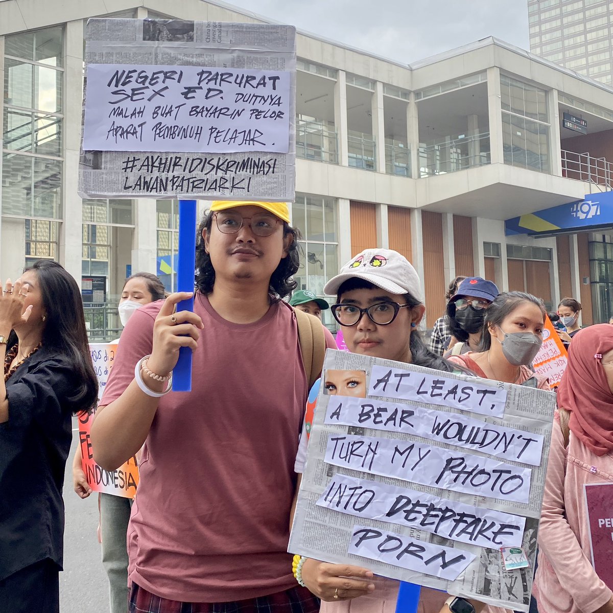 s00pi__'s tweet photo. Dari kering hingga basah terus melawan! #WMJ2024 Akhiri femisida &amp; berbagai jenis kekerasan berbasis gender! ✊🏽🔥 https://t.co/3a6CtOalQc