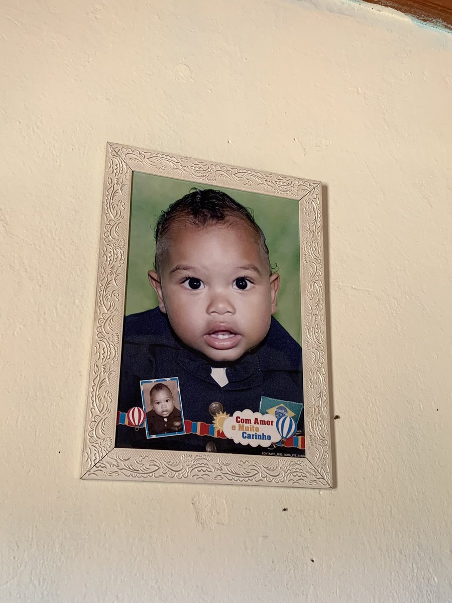 Bebelbrxz's tweet photo. Hoje tivemos que enterrar nosso primeiro sobrinho. 
O primeiro menino que veio a partir de nós irmãos.
E ele vai continuar guiando os nossos filhos. 
A tia te ama. Te ama é muito. 
Meu ursinho. 
Espero que no céu os anjos pintem seu cabelo de azul. 💙 https://t.co/0cjs4j4a94