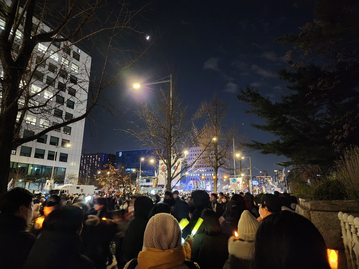 무슨 일이 있어도, 결코 포기하지 않는 사람들이 모여 나는 마침내 이곳에 있다.
내 최애가 포기하지 않은 이 생을 어떻게 내가 먼저 포기하겠냐 누가 이기나 해보자고🕯