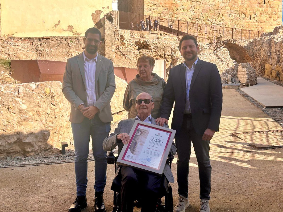 ngarcialatorre's tweet photo. 🏅 A un espai immillorable, avui, hem reconegut la trajectòria de l’Antoni Pujol, referent en la defensa del Patrimoni de Tàrraco, des de les seves diferents posicions a la Generalitat, a l’Ajuntament o al Port. La nostra enhorabona a ell i a tota la seva família https://t.co/IR46dKqwyQ