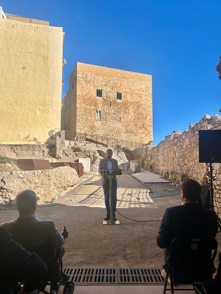 ngarcialatorre's tweet photo. 🏅 A un espai immillorable, avui, hem reconegut la trajectòria de l’Antoni Pujol, referent en la defensa del Patrimoni de Tàrraco, des de les seves diferents posicions a la Generalitat, a l’Ajuntament o al Port. La nostra enhorabona a ell i a tota la seva família https://t.co/IR46dKqwyQ