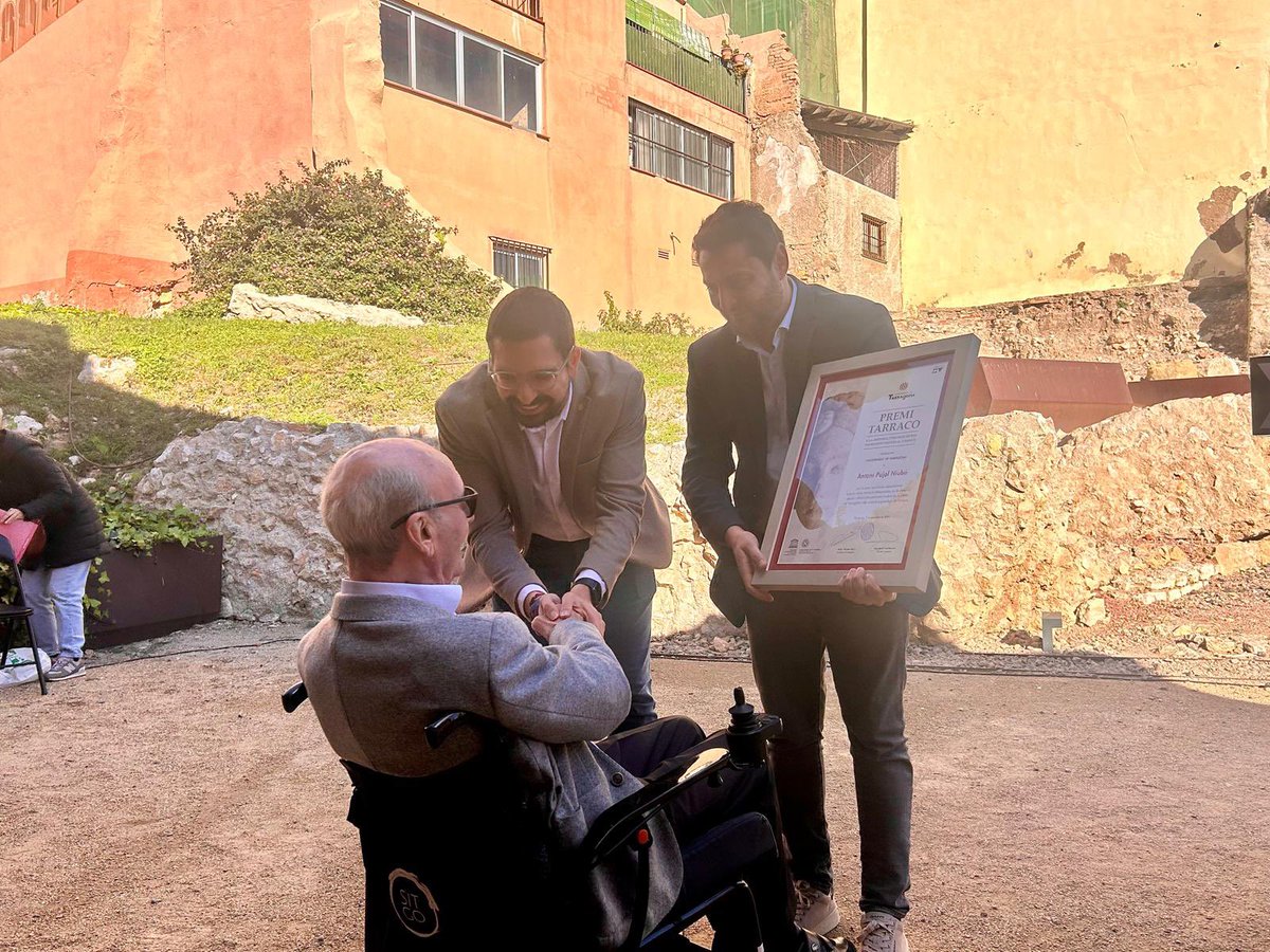 ngarcialatorre's tweet photo. 🏅 A un espai immillorable, avui, hem reconegut la trajectòria de l’Antoni Pujol, referent en la defensa del Patrimoni de Tàrraco, des de les seves diferents posicions a la Generalitat, a l’Ajuntament o al Port. La nostra enhorabona a ell i a tota la seva família https://t.co/IR46dKqwyQ