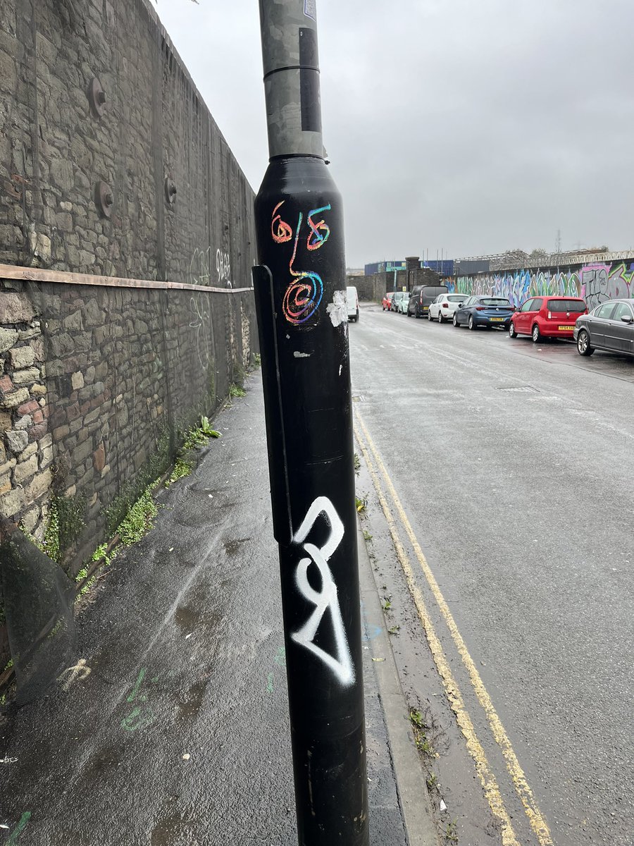 6 more Nos canisters picked up and binned according on the way to work, this shouldn’t be the new norm! Also some more lap post tagging removed. 

<a href="/BristolCouncil/">Bristol City Council</a> 
#litterpick
#communityclean
#graffitiremoval