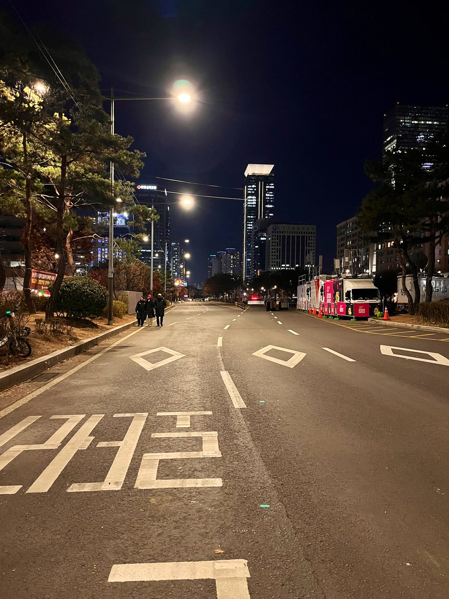 newdangwon's tweet photo. 시위 방금끝난 도로가 이렇게 깨끗할 수 있는거임??
다들 자기가 버리지도 않은 쓰레기 주워서 가🥹🥹 https://t.co/kB4c2YDNfL