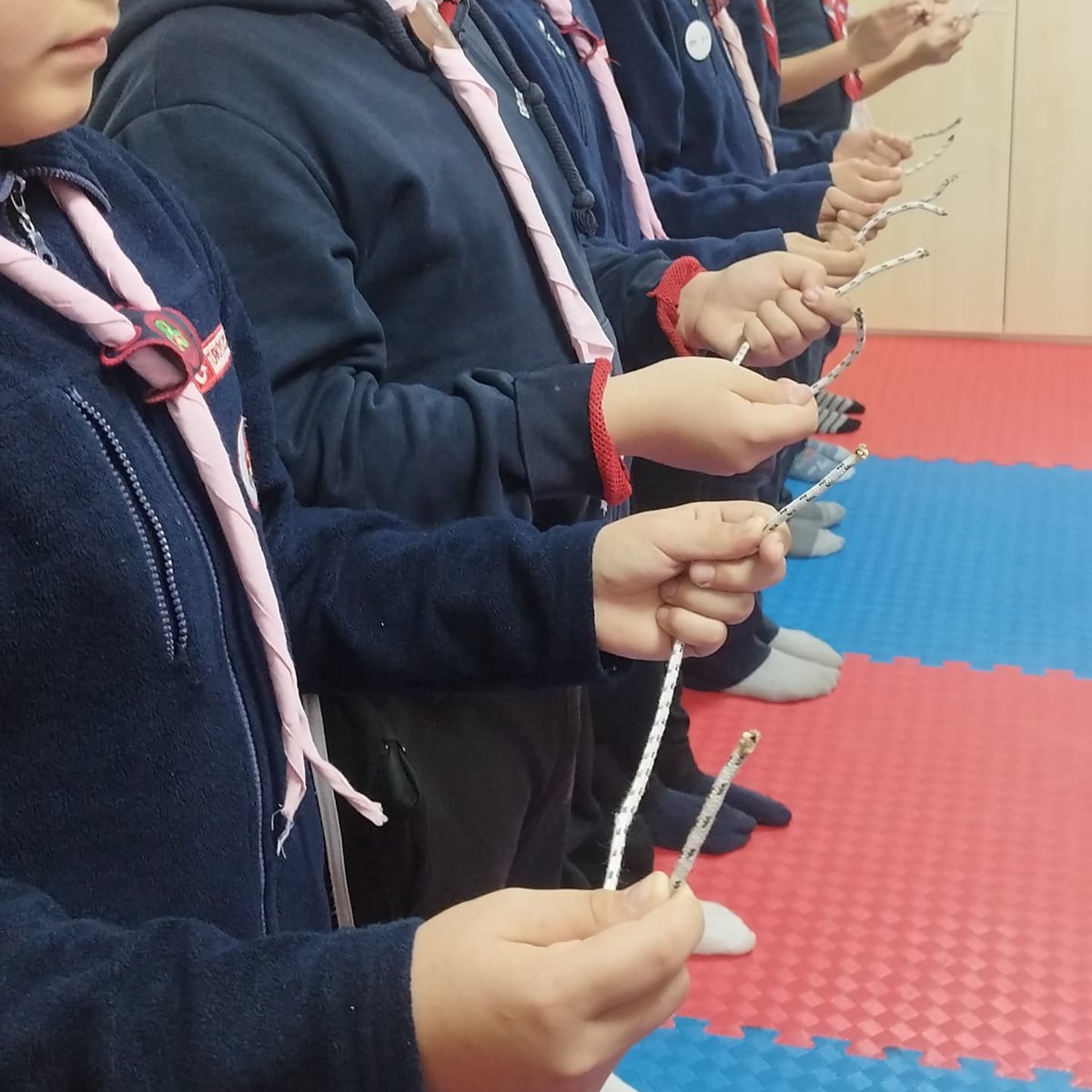 HedefizAkademi's tweet photo. İzcilik ünite çalışmaları düğüm ve bağlar....
#düğüm
#selcukluizcilik 
#genclikkulupleri 
#izcilik 
#türkiyeizcilikfederasyonu https://t.co/IfgpLXaV9P