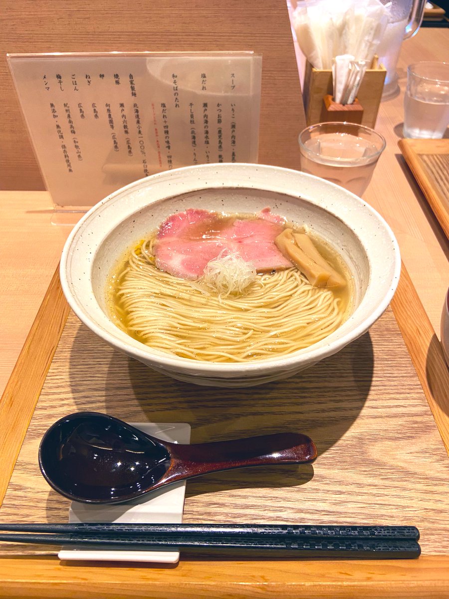 jumpingjanpy's tweet photo. 最近、食べに行ってきました😋
三原　塩そば　まえだ
人気店で45分待って入れました😅早い方みたいです。
塩そばと焼豚丼小頼んだのですがとにかく美味しい😋店内もラーメンもすごく綺麗で魚介系の出汁がしっかりしてて自家製の麺と焼豚も美味しい！
色んなラーメン食べに行きたくなった😊 https://t.co/xuO2gZ4qIt