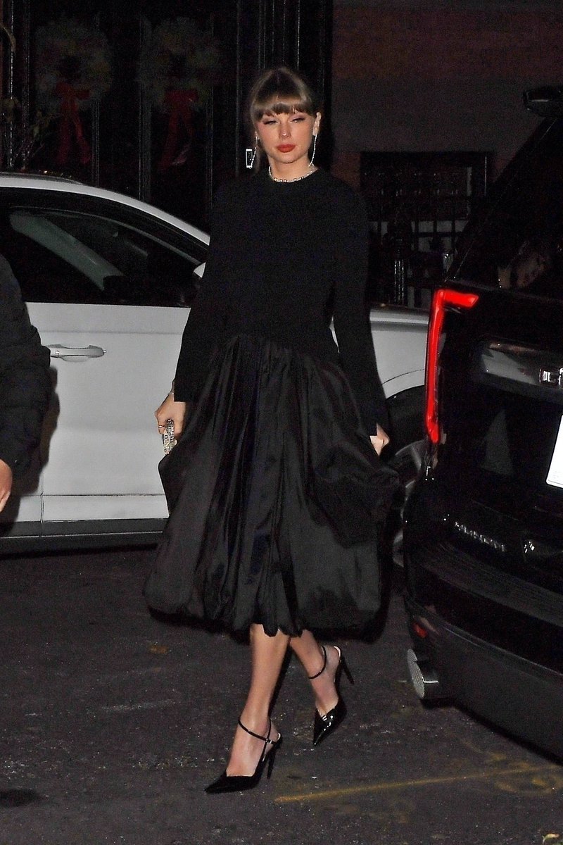 GalleryTSwift's tweet image. Taylor Swift leaving the Waverly Inn in New York on December 3, 2024.

📷 More photos: taylorswiftgallery.com/thumbnails.php…