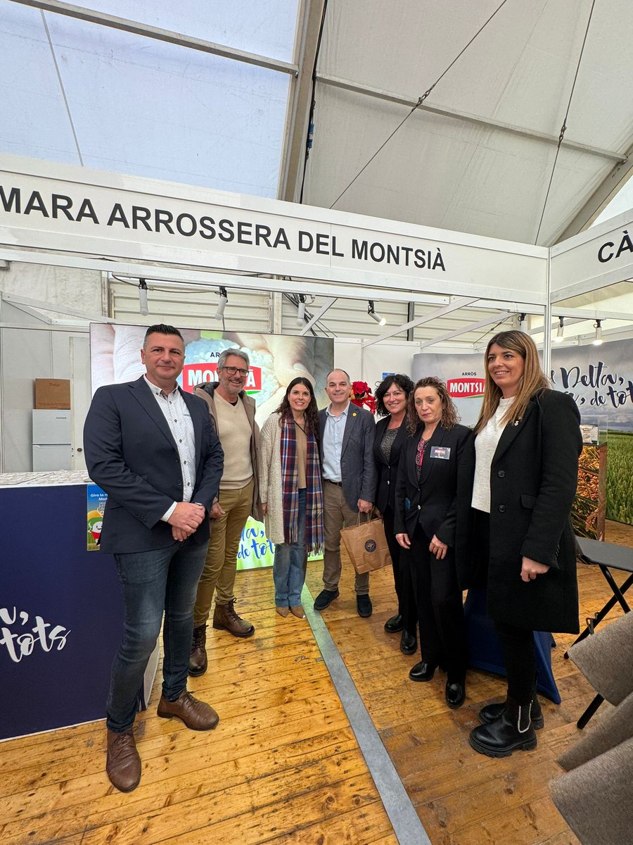 JuntsxEbre's tweet image. 🎡 El secretari general Jordi Turull, acompanyat de les diputades Mònica Sales i Irene Negre, ha visitat la Fira de Mostres d&apos;Amposta, un espai que destaca el talent i les oportunitats del territori. 
💪🏼 Continuem treballant pel progrés de casa nostra. 
 #FiraDeMostres #Junts