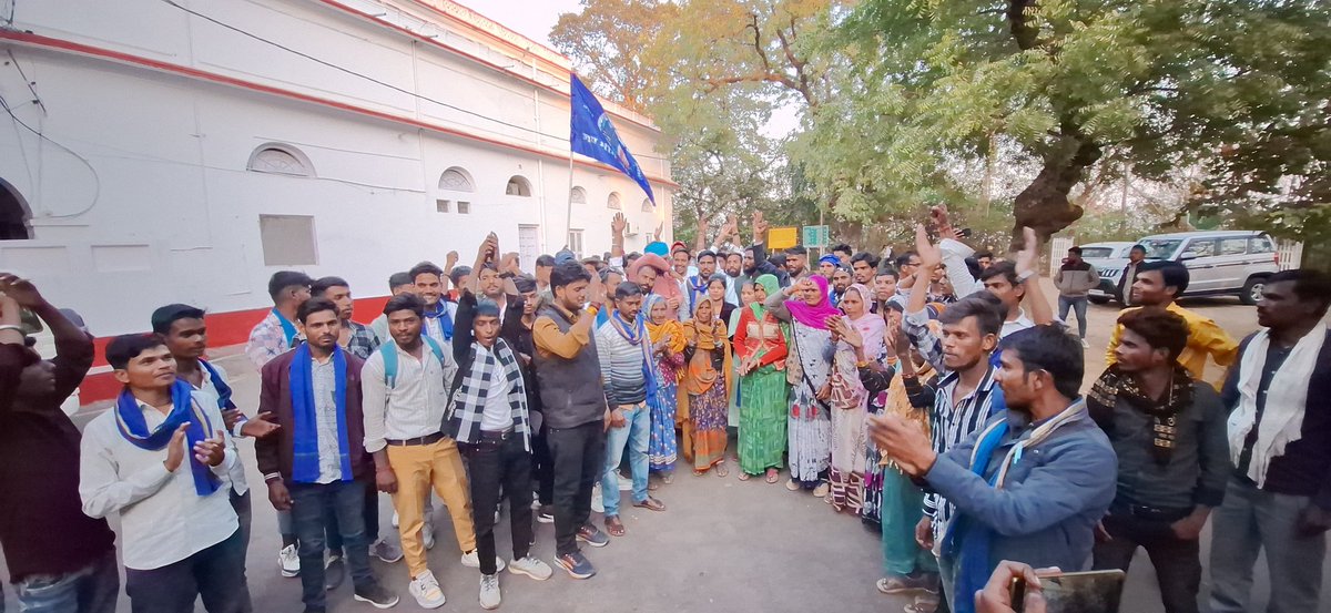 SatendraVidrohi's tweet photo. आज मध्यप्रदेश के छतरपुर जिले में @AzadSamajParty की समीक्षा बैठक संपन्न हुई जिसमें संगठन व पार्टी के पदाधिकारी एवं कार्यकर्ताओं ने पार्टी को बढ़ाने के लिए महत्वपूर्ण सुझाव दिए।
@BhimArmyChief भाई जिन्दाबाद। https://t.co/j1CpILXX3d