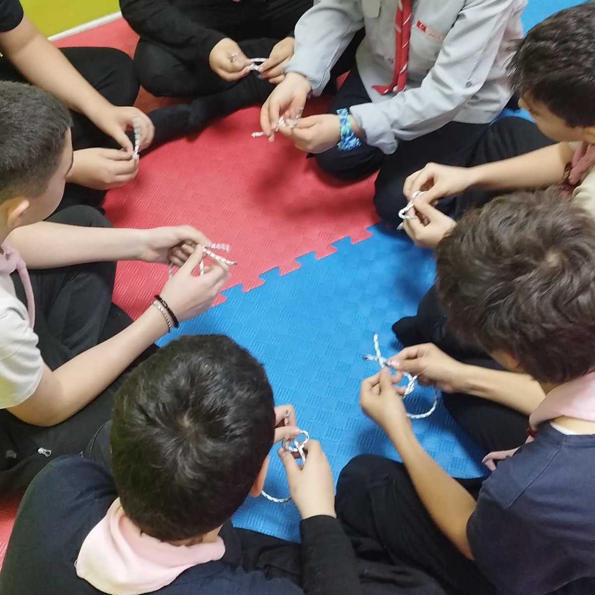 HedefizAkademi's tweet photo. İzcilik ünite çalışmaları düğüm ve bağlar....
#düğüm
#selcukluizcilik 
#genclikkulupleri 
#izcilik 
#türkiyeizcilikfederasyonu https://t.co/IfgpLXaV9P