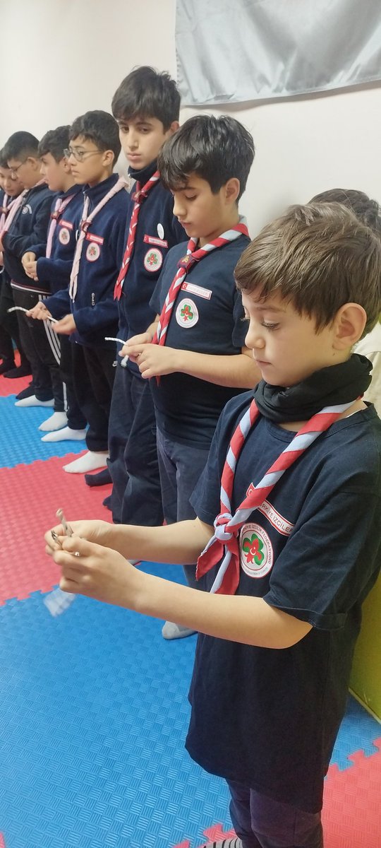 HedefizAkademi's tweet photo. İzcilik ünite çalışmaları düğüm ve bağlar....
#düğüm
#selcukluizcilik 
#genclikkulupleri 
#izcilik 
#türkiyeizcilikfederasyonu https://t.co/IfgpLXaV9P