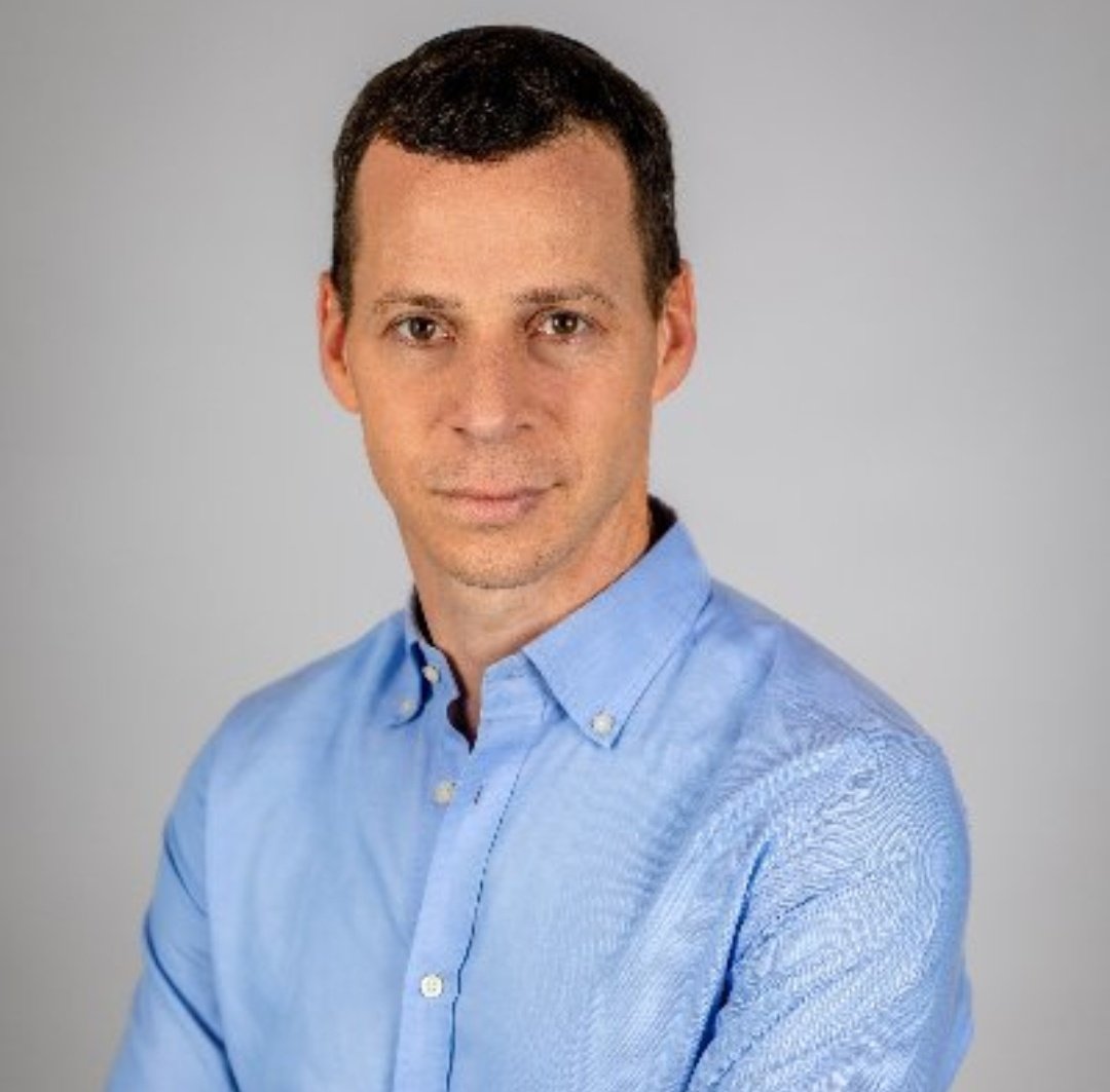 omrironen24's tweet image. עמית סגל הקדיש את הטור שישי שלו להסית נגד אחים לנשק. על הדרך הוא פגע בי ובפרויקט שיזמתי בכפר עזה בשיתוף עם הקיבוץ, הוא טען שהפרויקט נולד לצרכי ״הלבנה״. הוא יודע טוב מאד שזה שקר, שזה נעשה מהלב, שזה אני ושזו צוואה בלתי כתובה שהורישו לי סבי וסבתי ז״ל. נולדתי בקיבוץ הזה כמו כל משפחתי…