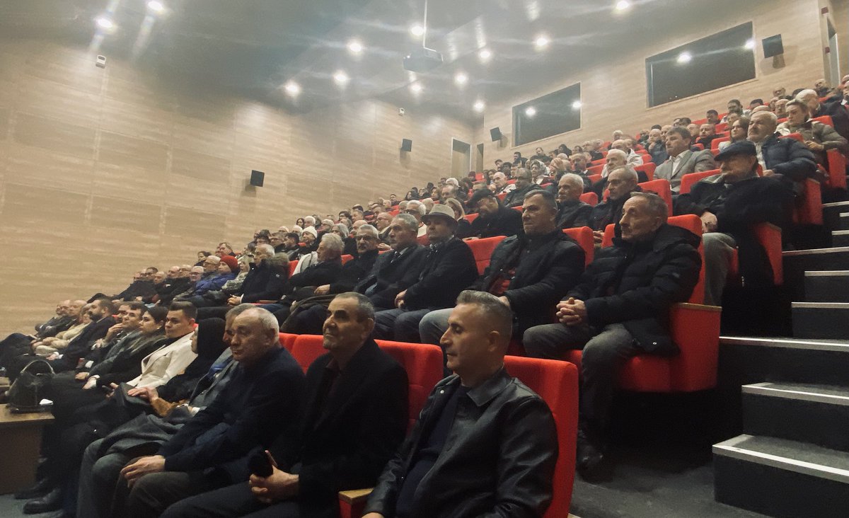 korayaydintr's tweet photo. 📍Eskişehir

Türkiye’nin geleceği için yürüttüğümüz istişare ve bilgilendirme toplantılarımıza bu hafta #Eskişehir’de devam ettik. Eskişehir’de geçmişte siyasette önemli yer edinmiş, sosyal hayatta ve sivil toplumda önde gelen isimlerle bir araya geldik. Hazırlıklarını yaptığımız siyasi partiler üstü sivil inisiyatifin çalışmalarını paylaştık. Misafirperverliklerinden ve yoğun katılımlarından dolayı Eskişehirli dostlarımıza teşekkürlerimi sunuyorum.