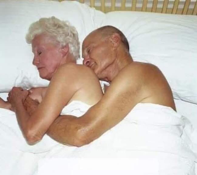 Un couple de septuagénaire se rend au bureau d'un sexothérapeute.
Le médecin demande : "Que puis-je faire pour vous?"
L'homme répond : "Nous voudrions que vous nous regardiez faire l'amour..."
Le médecin, perplexe, finit par accepter. Lorsque le couple a terminé sa petite