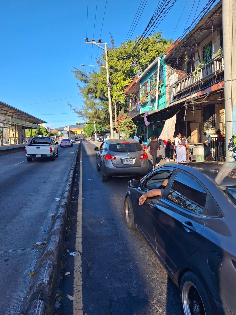 PlayerSVGT's tweet photo. @PNCSV  @nayibbukele  esta persona se detuvo frente a la Tutunichapa a comprar tortillas!!! Detuvo el tráfico al menos 10 min. No le importo la incomodidad de sus acciones. Por favor, hagan algo con este tipo de gente!!! https://t.co/HCQQy6ocjk