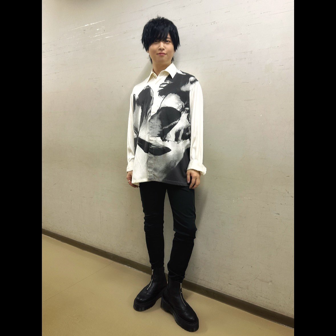 yuuki_honda_'s tweet photo. styling🙆‍♂️
#斉藤壮馬
#斉藤壮馬LiveTour2024

ギターメインの今回。
シンプルな中にシルエットを変えて
 “(Non)Fictions”のテーマに沿ったスタイリングにまとめてみました:)

アンコールteeのマイナーアレンジも、良かったらみてね👀 https://t.co/4lEZZ8jfkK