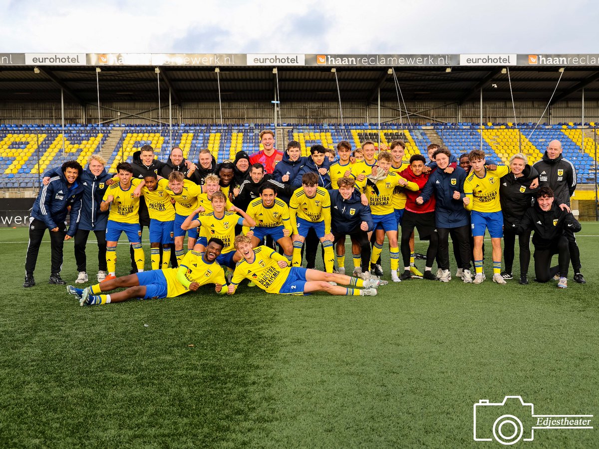 CambuurJeugd's tweet photo. Einde wedstrijd in het "oude" Cambuur stadion. 
O19 wint de Friese Derby met 3-0.
⚽⚽ Iwan Henstra
⚽ Damy Bernardina 

📸 @Edjestheater https://t.co/8qRDtdcs7q