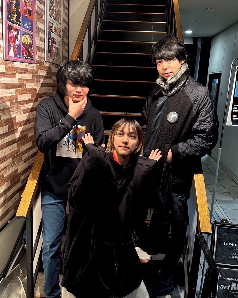 Vt_Sasaki's tweet photo. ありのまま今起こった事を話せないくらいの！衝撃！！！！！
ユニゾンの貴雄さんと、板歯目いおはらくんと！下北沢ってそんなことが起こる街なんですか！？ https://t.co/oyZ0aOpLBJ
