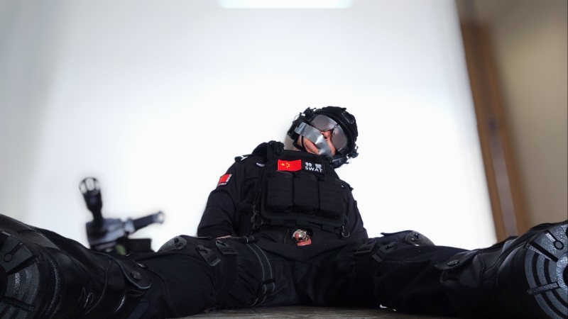 队友趁药效消失前，把队长铐住，封口，下面上锁，队长最后成了自己兄弟的玩物……