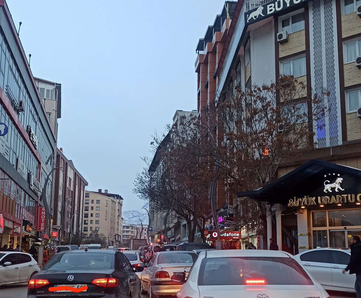 Çözüm hem de çok acil çözüm... Van trafiği artık insanı çileden çıkarıyor... 
#van #trafik