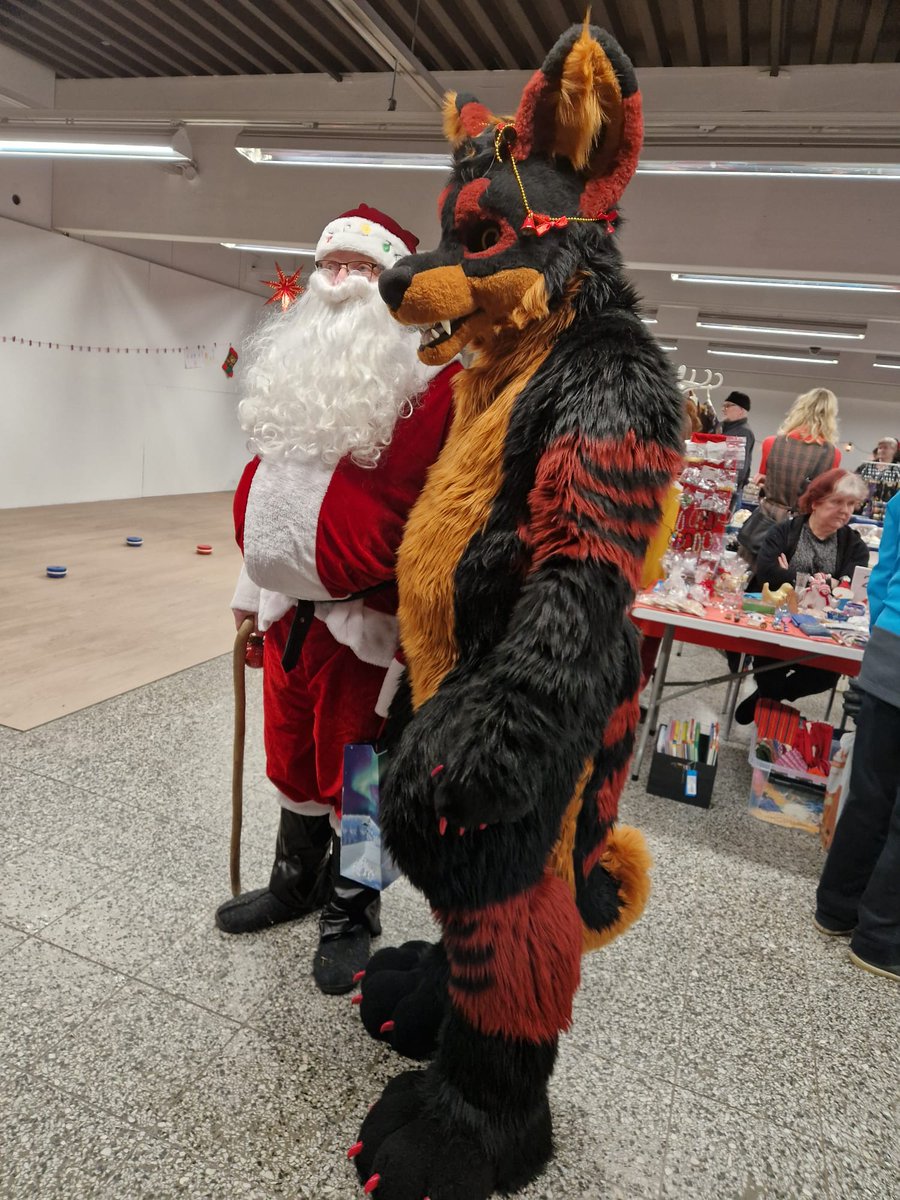 Zero_puppy's tweet photo. New little shop opening in our little town and ofcourse meeting Santa Claus 🍾🍾🎅 https://t.co/kkhZ9IvoBn