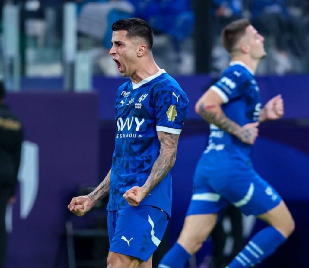 لايك لو تنفق انه افضل ظهير في العالم حاليًا 💙