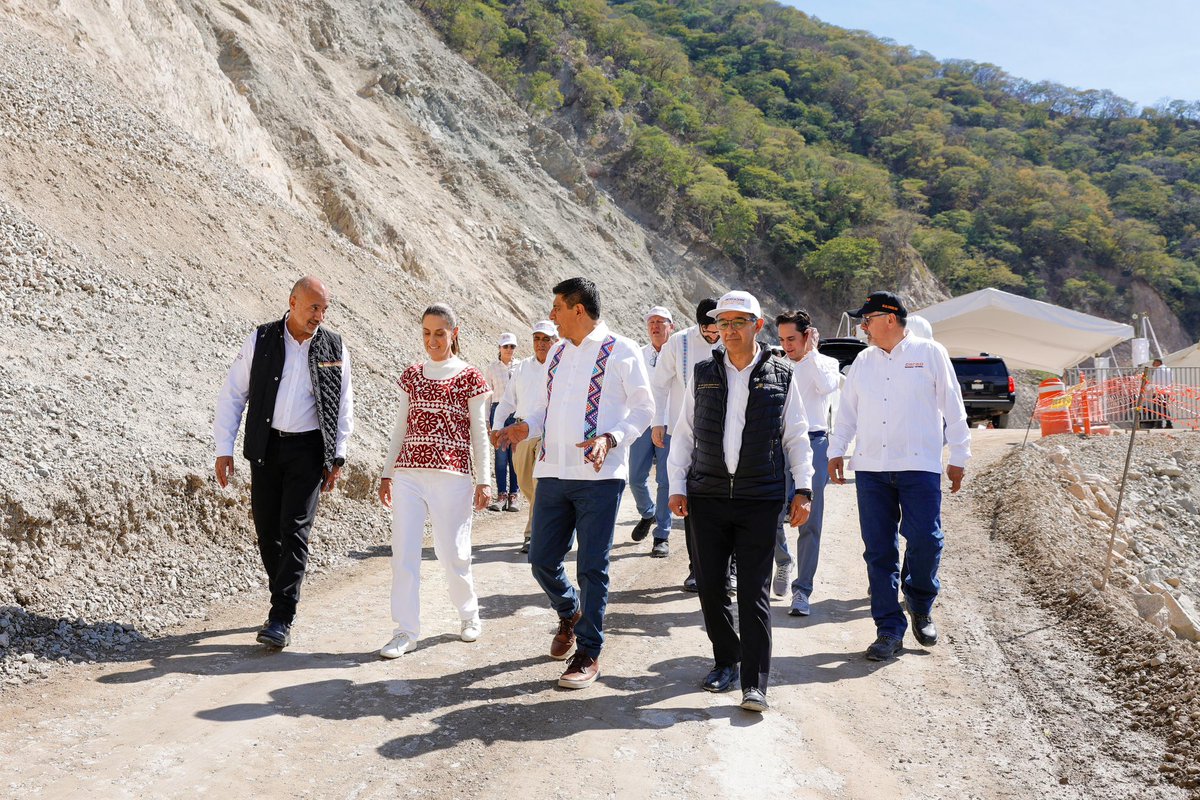 salomonj's tweet photo. Con nuestra Presidenta @Claudiashein, y el secretario de @SICTmx, Jesús Antonio Esteva Medina, recorrimos la autopista Mitla-Tehuantepec para supervisar los trabajos que se realizan. 

Ya tenemos un avance del 96% en esta nueva vía que conectará a los pueblos de los Valles Centrales y el Istmo de Tehuantepec, y que estará lista a finales de enero de 2025.