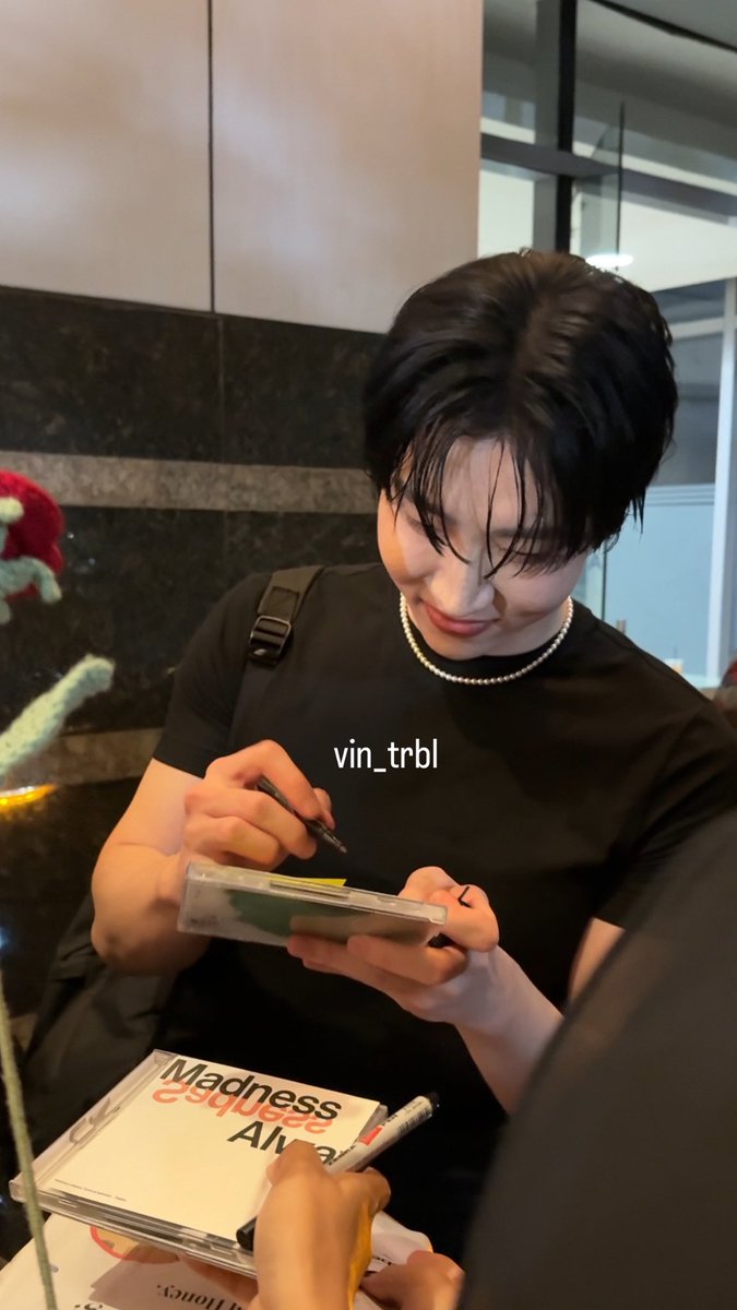 7ABBER's tweet photo. always so sweet with fans © vin_trbl https://t.co/SOJgXLkNDO