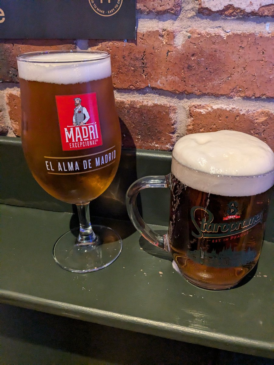 Nellyhadadream's tweet photo. In The Dog &amp; Doublet for a quick pint with @PaulCrudge before a belated birthday present seeing @fatfreddysdrop1 #groooovy https://t.co/bdtiPkzxc9