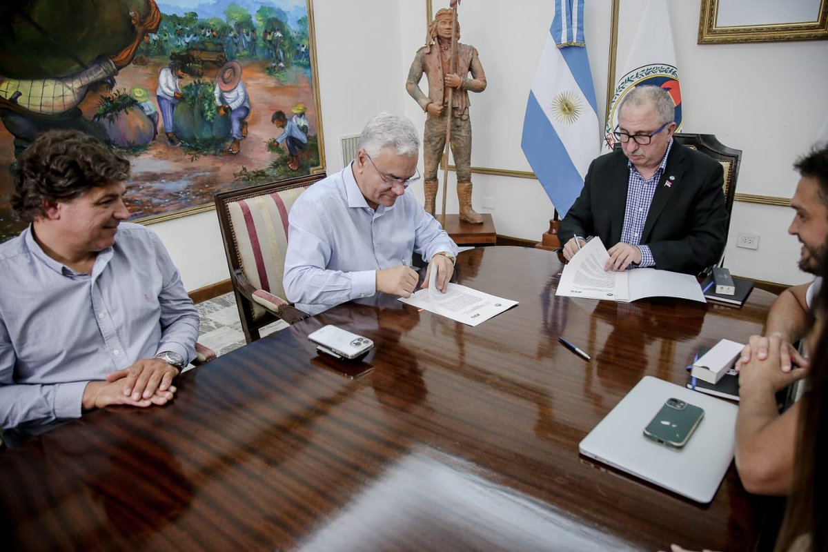 El IICA cooperará con el fortalecimiento del sector agropecuario y el bienestar y la resiliencia de las comunidades rurales de la provincia de Misiones, gracias al acuerdo de cooperación firmado por el gobernador <a href="/passalacquaok/">Hugo Passalacqua</a> y nuestro representante, <a href="/fernandocamargo/">Fernando Camargo</a>