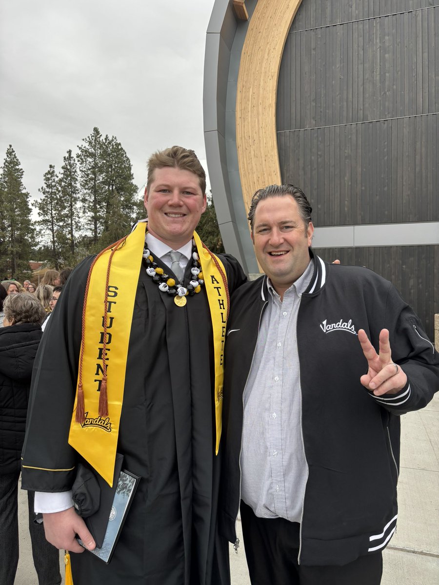 Coach_Eck's tweet photo. Proud of our graduates! Let's get a W tonight!
V's ⬆️✌🏼 https://t.co/2KagVAMwYx