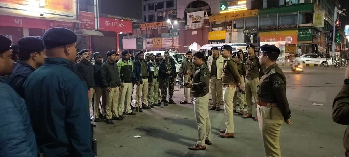 Raipur Police (@raipurpolicecg) on Twitter photo रायपुर में पुलिस द्वारा मौदहापारा, बैजनाथपारा और वीआईपी रोड पर सघन चेकिंग में कई कार्यवाहियां। एसएसपी रायपुर संतोष सिंह <a href="/SantoshSinghIPS/">Santosh Singh</a> द्वारा सीएसपी के साथ औचक निरीक्षण किया गया! फोर्स को ब्रीफिंग कर लगाये गए नाईट चेकिंग पॉइंट व नाईट अफसरों देर रात चेकिंग करते रहे! रायपुर में पुलिस द्वारा मौदहापारा, बैजनाथपारा और वीआईपी रोड पर सघन चेकिंग में कई कार्यवाहियां। एसएसपी रायपुर संतोष सिंह <a href="/SantoshSinghIPS/">Santosh Singh</a> द्वारा सीएसपी के साथ औचक निरीक्षण किया गया! फोर्स को ब्रीफिंग कर लगाये गए नाईट चेकिंग पॉइंट व नाईट अफसरों देर रात चेकिंग करते रहे!