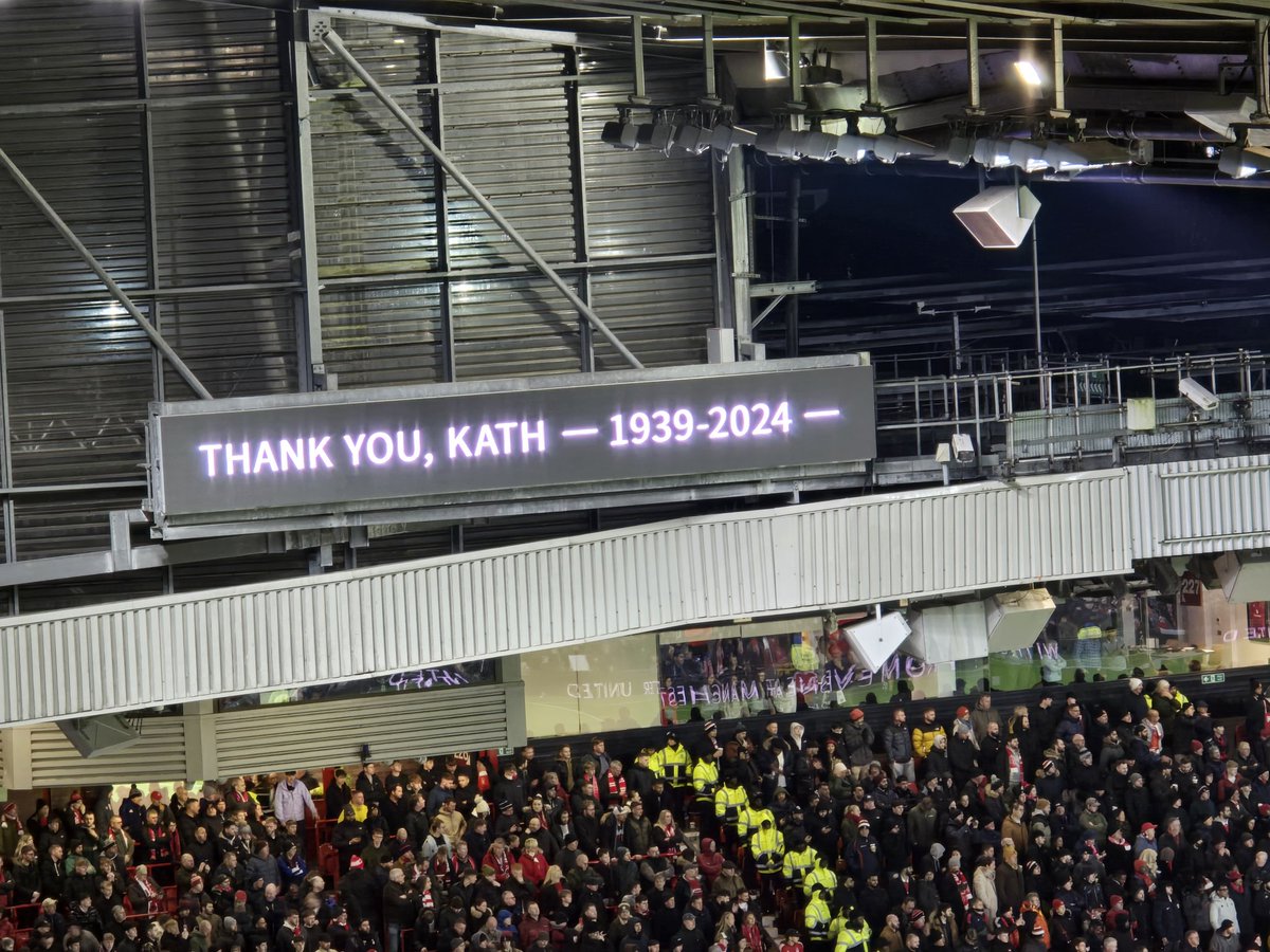 markharding81's tweet photo. @ManUtd A legend! Not sure you'd get this at any other club! #manutdfamily https://t.co/7iyUw44Qqy